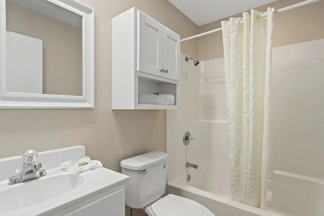 2 Bedrooms, Suite, King Bed, 1 King and 2 Double Beds, Partial View, Sofa، Sandpiper Beacon Beach Resort 3/3