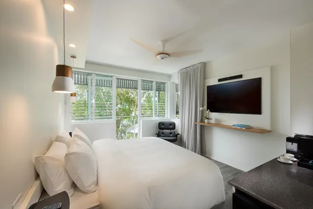 Designer, Queen Bed, Village View، Heart Hotel And Gallery Whitsundays 1/2
