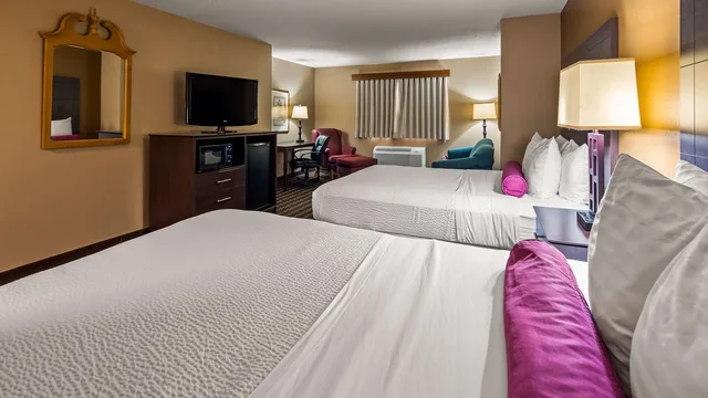 غرفة بسريرين كوين مع أريكة، Best Western Dodgeville Inn & Suites 3/5