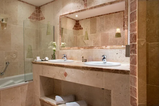 غرفة بريستيج بسرير مزدوج، LA BASTIDE DE TOURTOUR HOTEL & SPA 5/8