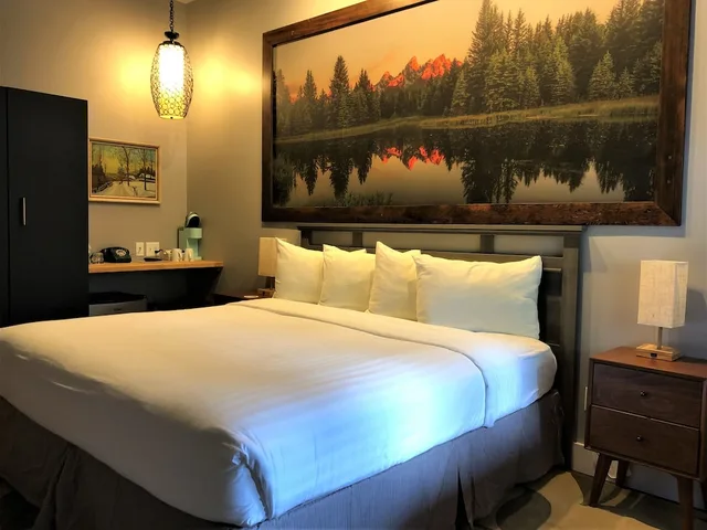 Deluxe, King Bed, Patio, Blue Elk Inn 2/3