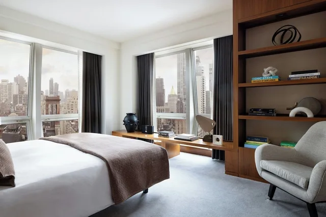 1 Bedroom, Suite, King Bed, Empire Building View, Club Lounge Access، The Langham New York Fifth Avenue 2/3