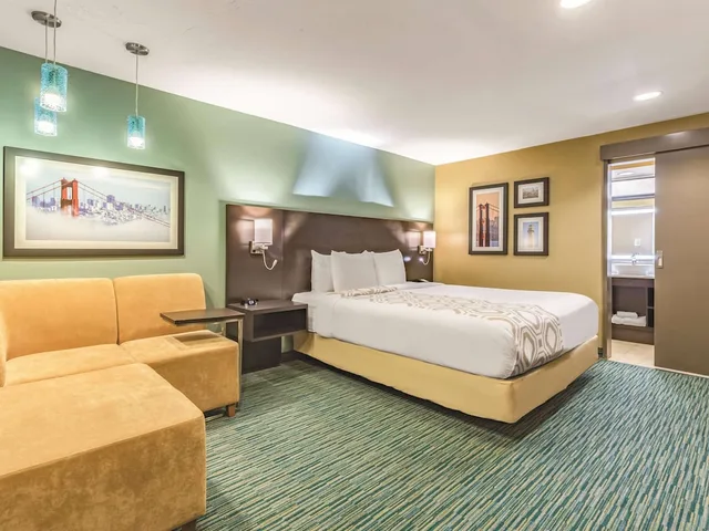 غرفة ديلوكس بسرير كوين، La Quinta Inn & Suites by Wyndham San Francisco Airport West 1/3