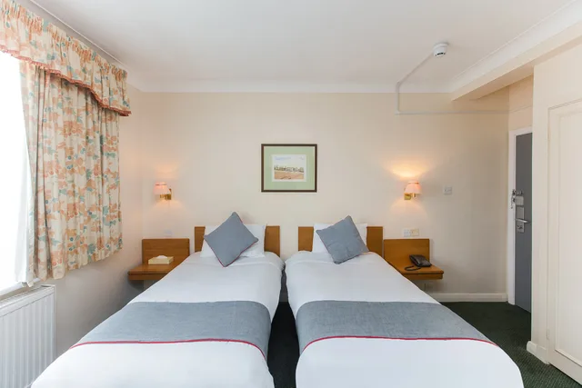 غرفة قياسية بسريرين منفصلين بإطلالة، Oyo Stade Court Hotel 1/6