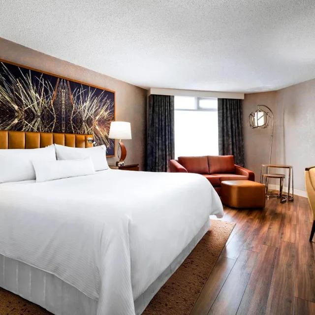 Guest Room, Traditional, King Bed, Airport View، The Westin Toronto Airport 1/3