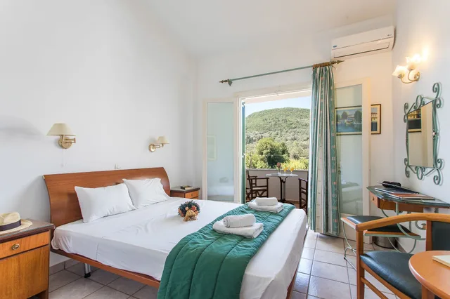 غرفة بسريرين منفصلين بإطلالة على الجبل، Paradise Inn 2/4