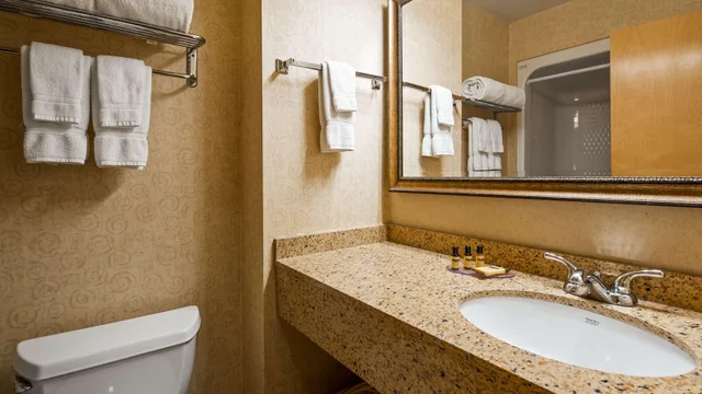 غرفة بسرير كينج، Best Western Plus Revere Inn & Suites 9/10