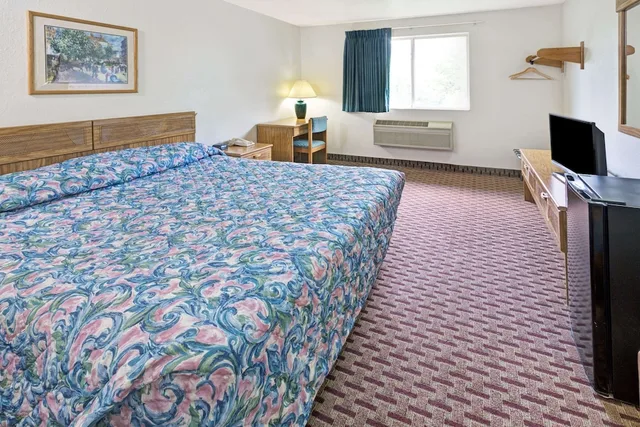 غرفة بسرير كينج، Super 8 by Wyndham Canonsburg/Pittsburgh Area 2/3