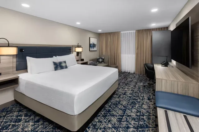 غرفة بسرير كينج لذوي الإعاقة، Wyndham DFW Airport 1/2