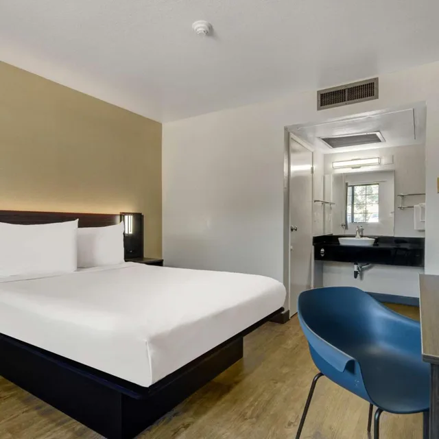 1 Queen Bed - ADA/RI Shower، Motel6 Lompoc, CA 6/10