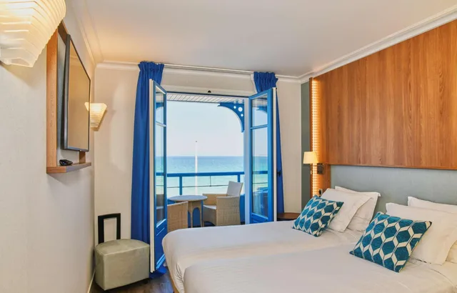 غرفة بسريرين منفصلين بإطلالة على البحر، Best Western Hotel Alexandra 2/6