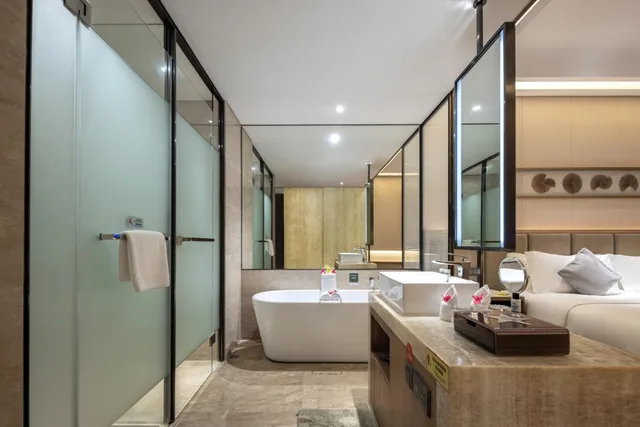 غرفة تنفيذية بسرير كينج بإطلالة على البحر، HARMAN HOTEL SANYA 6/6