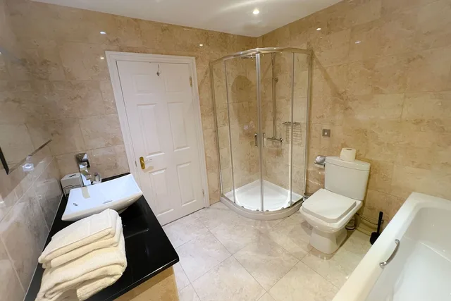 غرفة عائلية بسرير مزدوج وسريرين منفصلين، Castle Bromwich Hall Hotel, BW Signature Collection 7/9