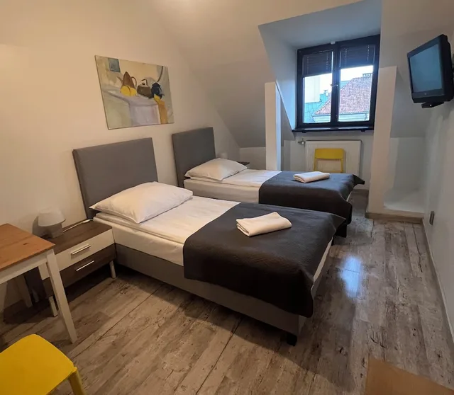 غرفة قياسية بسريرين منفصلين، Oki Doki Old Town Hostel 1/6