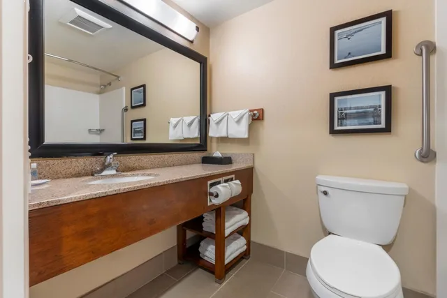 جناح بسرير كينج في الطابق العلوي، Comfort Inn Arcata Humboldt Area 6/6