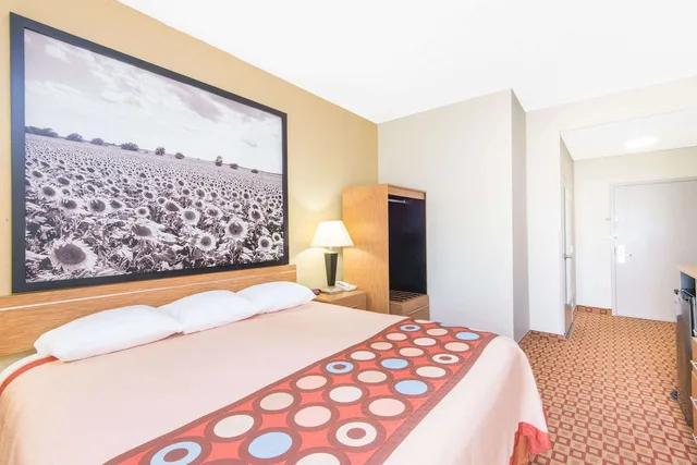 غرفة قياسية بسرير كينج، Super 8 by Wyndham Wichita South 1/5