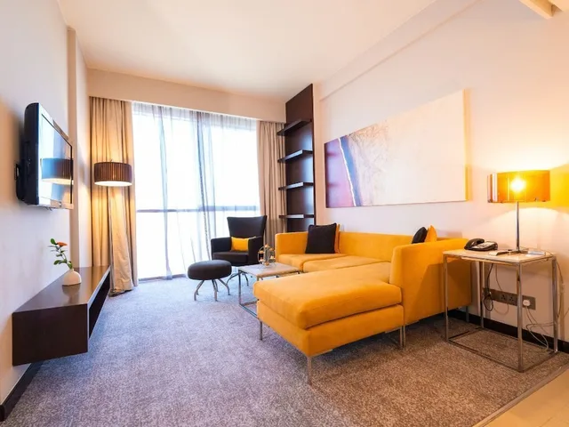 جناح بسرير كوين بغرفة نوم واحدة بمطبخ صغير، Centro Sharjah Rotana 5/10