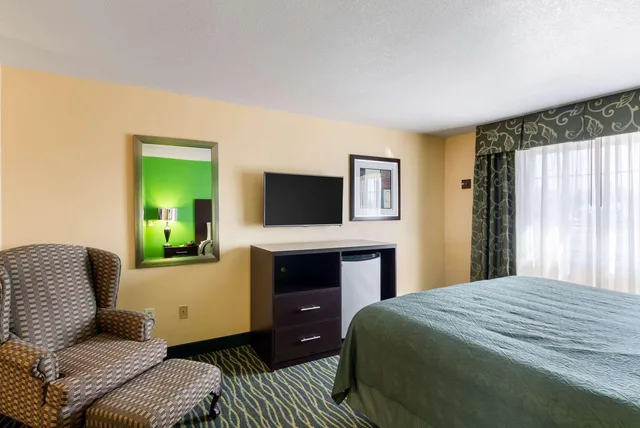 جناح بسرير كينج، Quality Inn Siloam Springs 3/6