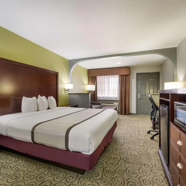 غرفة بسرير كينج للمدخنين، Surestay Hotel By Best Western Deer Park 4/10