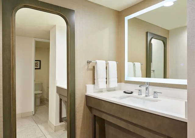 جناح بسرير كينج بغرفة نوم واحدة مع أريكة لذوي الإعاقة، Sheraton Tucson Hotel And Suites 4/4