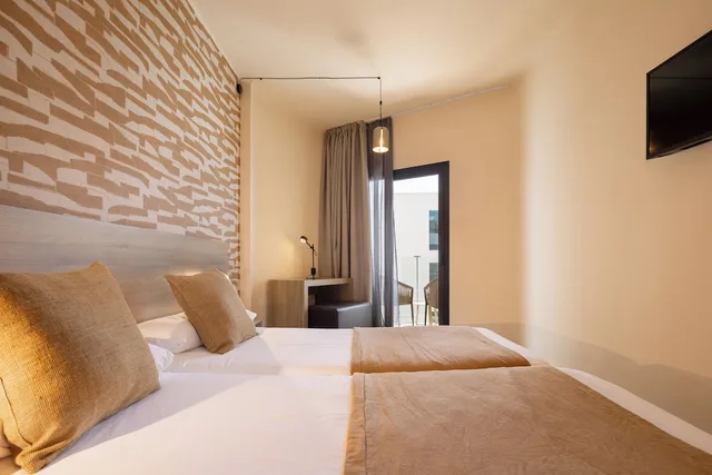 غرفة بسريرين منفصلين بشرفة بإطلالة جزئية على البحر، Hotel Playa Mallorca 4/10