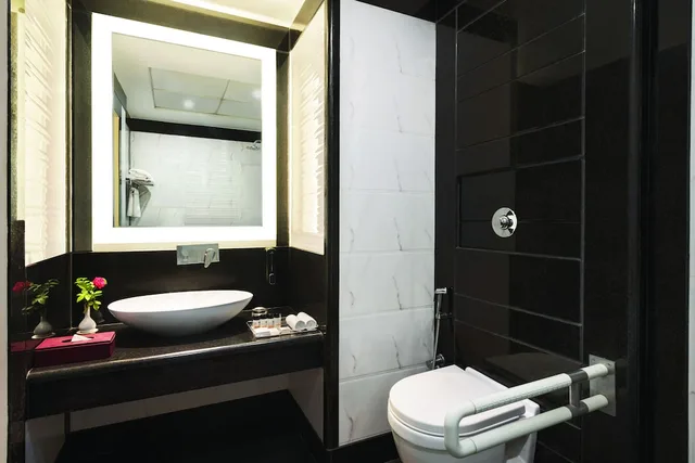 غرفة بسريرين منفصلين لذوي الإعاقة، Ramada by Wyndham Varanasi Katesar 4/4
