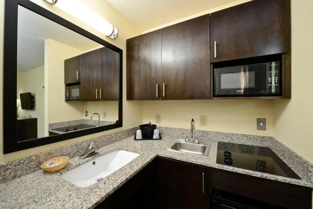 غرفة بسرير كينج بمطبخ للمدخنين، Americas Best Value Inn Suites Lake Charles At I 210 Exit 11 7/8
