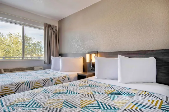غرفة ديلوكس بسريرين كوين بمطبخ صغير، Studio6 Albuquerque, NM - Midtown 2/4