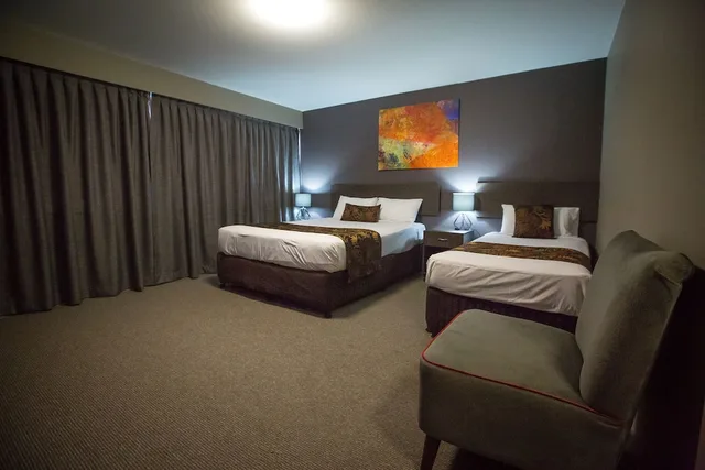 غرفة قياسية بسريرين منفصلين وسرير كوين وسرير فردي، Gladstone Reef Hotel Motel 2/6