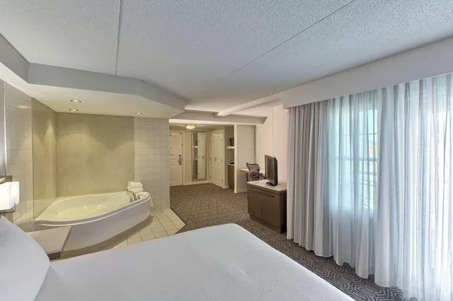 غرفة بسرير مزدوج بشرفة، Hilton Garden Inn Kent Island Marina 3/3