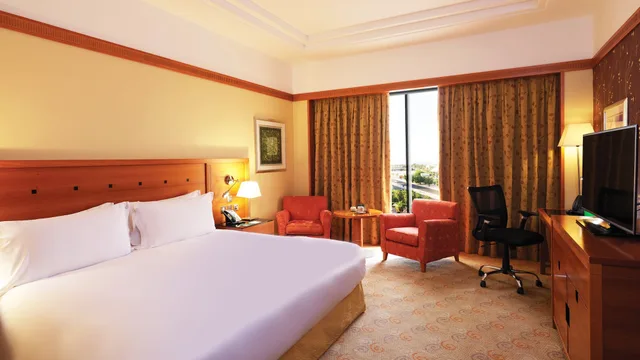 غرفة بريميوم بسرير كينج بإطلالة على المسبح، Holiday Inn Kuwait 6/10