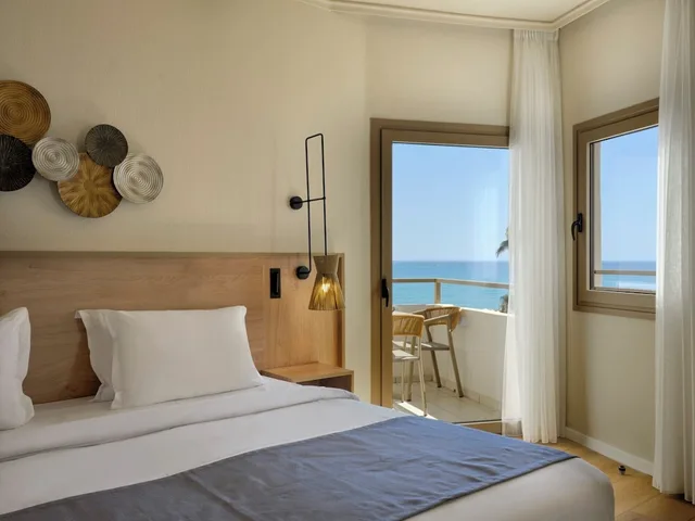 غرفة سوبيريور بسرير كوين بإطلالة على البحر مع أريكة، Atlantica Ocean Beach Resort 1/4