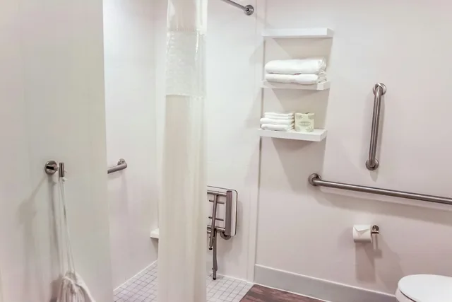غرفة بسرير كوين لذوي الإعاقة، Hampton Inn Rochester 5/6