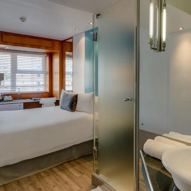 غرفة بسرير كوين، Protea Hotel by Marriott Cape Town Sea Point 13/17