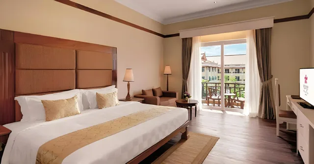غرفة ديلوكس بسرير كينج وسريرين منفصلين بإطلالة على المسبح، Sokha Siem Reap Resort And Convention Center 1/1