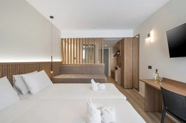 Superior, Double Bed, Shared Pool, Sofa، Marika Hotel Chania 1/10