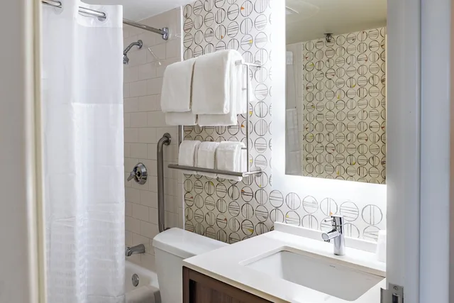 غرفة قياسية بسرير كينج بشرفة، Holiday Inn Denver East Stapleton 3/4