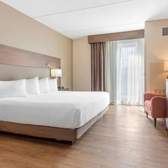 غرفة كبيرة بسرير كينج مع أريكة، Perth Parkside Inn & Spa, BW Premier Collection 8/10