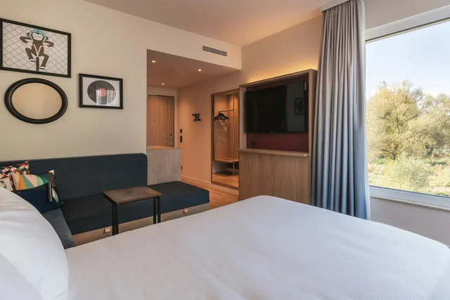 Room, Queen Bed, Sofa, Hampton by Hilton Konstanz 2/4