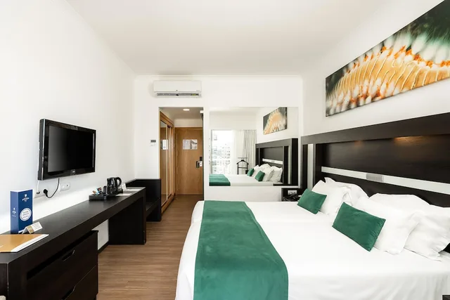 غرفة سوبيريور بسرير مزدوج أو سريرين منفصلين بشرفة بإطلالة جزئية على البحر، Jupiter Algarve Hotel 3/6