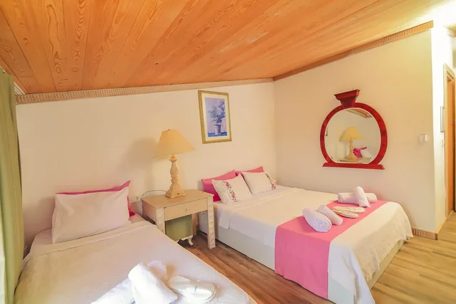 غرفة كومفورت بسرير كينج بشرفة، Alacati Asmali Konak Hotel 1/6