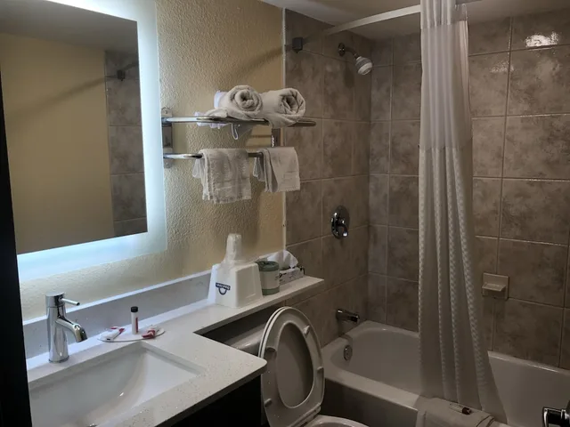 غرفة قياسية بسرير كينج، Days Inn By Wyndham Grove City Columbus South 4/4