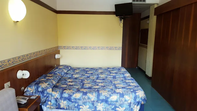 Double Standard, Royal Hotel Garda 3/10