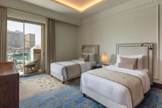 جناح بسريرين منفصلين وسرير كينج بإطلالة على البحر بغرفتي نوم، The St. Regis Marsa Arabia Island, The Pearl Qatar 3/10