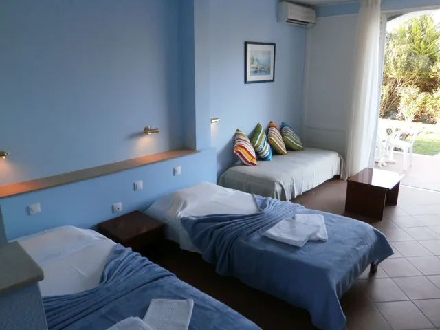 Room, Triple, 1 Double and 1 Single Bed, Garden View, Mediterranean Blue 2/8