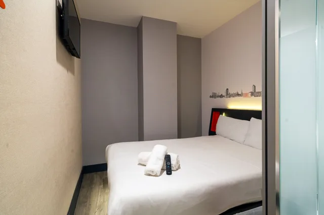 Room, Double Bed, No Window, easyHotel Oxford 1/5