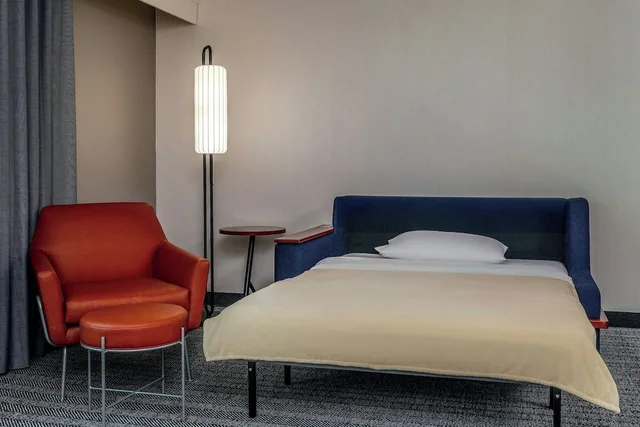 غرفة بسرير كينج مع أريكة لذوي الإعاقة، Courtyard By Marriott Hadley Amherst 2/5