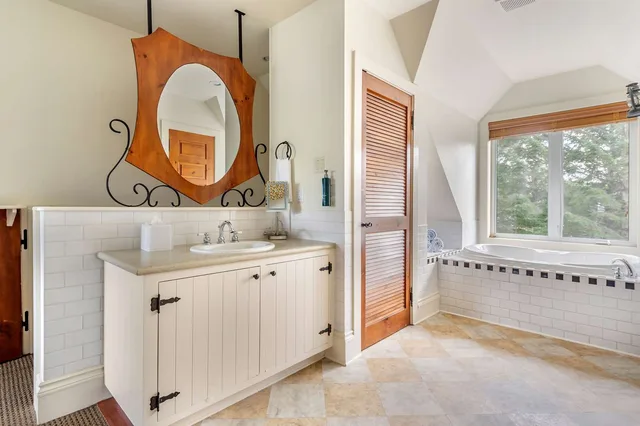 1 Bedroom, Suite, King Bed, 2 Bathrooms, Terrace، Hilton Grand Vacations Club Tremblant Canada 3/3