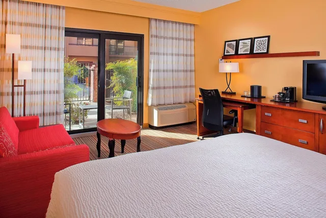 غرفة بسرير كينج بإطلالة على الفناء مع أريكة لذوي الإعاقة، Courtyard Orlando Airport 2/4