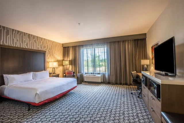 غرفة قياسية بسرير كينج مع أريكة لذوي الإعاقة، Holiday Inn Portland West Hillsboro 4/6